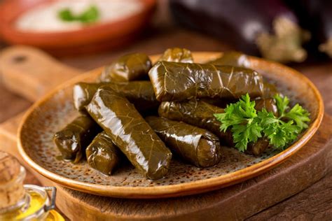   Zeytinyağlı Yaprak Sarma: 싱싱한 허브 향과 시트러스의 상큼함을 가진 고대 불가리아 요리!